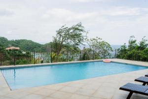 una piscina con vistas a las montañas en Seaside Serenity at Casa Cala Azul home en San Juan del Sur