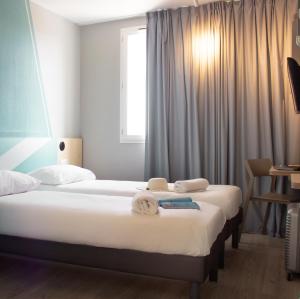 Postel nebo postele na pokoji v ubytování ibis budget Lunel Porte de Camargue