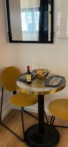 uma mesa com dois copos e uma garrafa de vinho em Cosy Studio paris 16 Victor Hugo em Paris