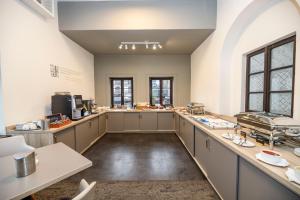 Kuchyň nebo kuchyňský kout v ubytování Hotel Praha