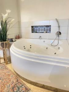 Una gran bañera blanca en una habitación. en סלע-וי, en Yonatan