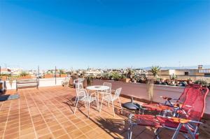 Rosa's terrace Roma panoramic penthouse tesisinde bir restoran veya yemek mekanı