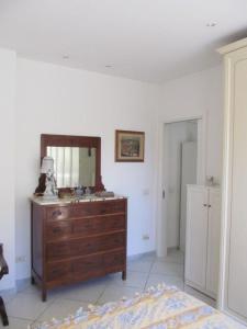 a bedroom with a dresser with a mirror on it at Casa Dangia in Ortonovo