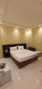 een slaapkamer met een groot bed in een kamer bij درة الراشد للشقق المخدومة in Hafr Al Baten