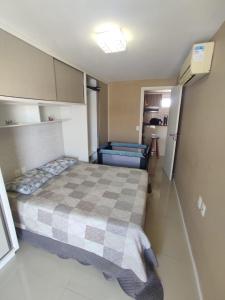 um pequeno quarto com uma cama num quarto em Apartamento Confortável - Porto das Dunas - Perto do Beach Park em Aquiraz