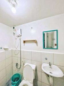 un bagno con un water e un lavandino di Coastal Vibe Condo near SM Marilao and PH Arena a Marilao