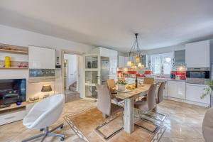 Fotografia z galérie ubytovania Three-Bedroom Villa Marija with Private Pool in Gedici v destinácii Gedići