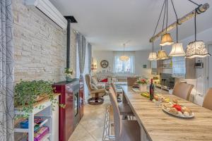 Fotografia z galérie ubytovania Three-Bedroom Villa Marija with Private Pool in Gedici v destinácii Gedići