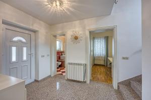 Fotografia z galérie ubytovania Three-Bedroom Villa Marija with Private Pool in Gedici v destinácii Gedići