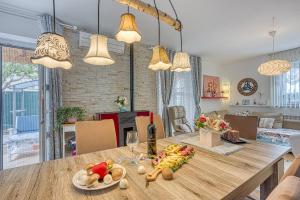 Fotografia z galérie ubytovania Three-Bedroom Villa Marija with Private Pool in Gedici v destinácii Gedići