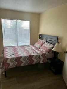 מיטה או מיטות בחדר ב-Be Our Guest-Shared Home Tampa