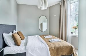 a bedroom with a bed and a mirror at Hatty's Habitat By Staysville in Stavanger