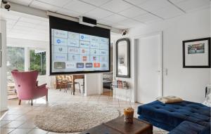 una sala de estar con una gran pantalla en el techo en Gorgeous Home In Hornbk With Wifi, en Hornbæk