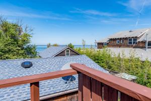 Ocean Beach的住宿－The Blue Parrot Guest House，从房子的甲板上欣赏美景