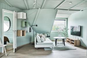 a living room with a couch and a table at Hatty's Habitat By Staysville in Stavanger