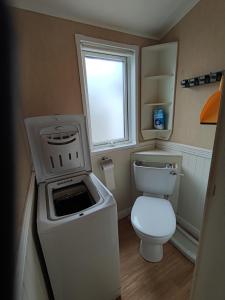 Saint-Augustin的住宿－La Côte Sauvage，一间带卫生间和窗户的小浴室