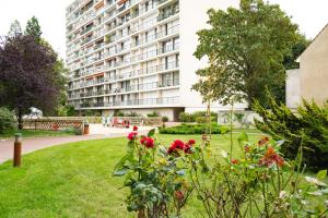 ヴィルジュイフにある2-pièces ensoleillé, 5 min du metroの花の咲く緑豊かな庭のある広いアパートメントです。