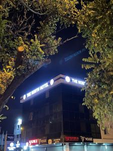 un edificio con un cartel encima por la noche en THE NORTH HOTEL, en Avcılar
