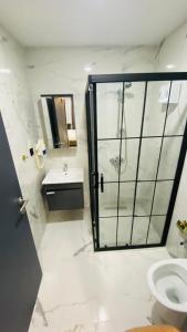 La salle de bains est pourvue d'une douche, d'un lavabo et de toilettes. dans l'établissement THE NORTH HOTEL, à Avcılar