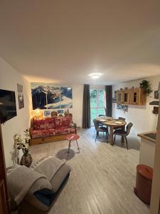 拉菲克拉的住宿－Studio Croix du berger，客厅配有沙发和桌子