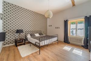 - une chambre avec un lit et un mur dans l'établissement Cosy Room's, à Frontonas