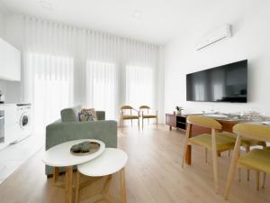- un salon avec un canapé et une table dans l'établissement Vibrant Porto Apartments-Campo 24 Agosto, à Porto