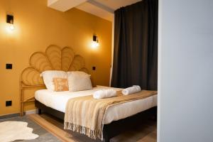 a bedroom with a bed with two towels on it at L'instant léger - Centre ville in Chambéry