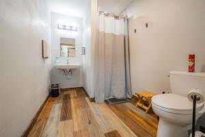 La salle de bains est pourvue de toilettes et d'un lavabo. dans l'établissement Pintler's Portal Hostel, à Anaconda