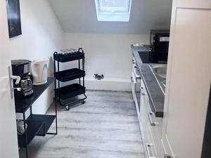 Majoituspaikan Comfy Apartment in Krefeld keittiö tai keittotila