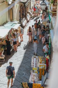 un grupo de personas caminando por una calle en un mercado en Garden View Sorrento, en Sorrento
