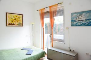 una camera da letto con un letto verde e una finestra di Apartman studio DUE a Apatin