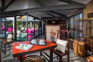 a room with a table and chairs and a pool at Be Loft B&B Pool & Spa in Avignon