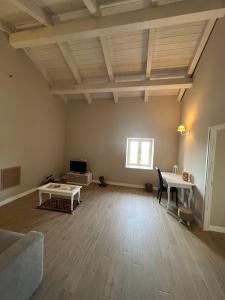 una sala de estar vacía con sofá y mesa en Agriturismo Ferrari, 