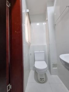 een kleine badkamer met een toilet en een wastafel bij Lekki FootPrint, Lekki Phase1 in Lekki