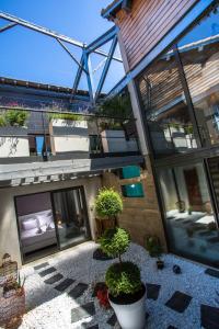 um pátio com vasos de plantas em frente a um edifício em Be Loft B&B Pool & Spa em Avignon