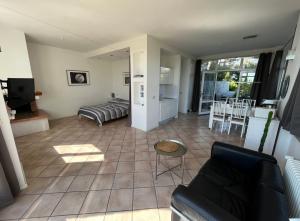 ein Wohnzimmer mit einem Sofa und einem Tisch in der Unterkunft Studio - Villa Cardano in Como