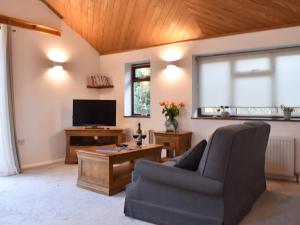 uma sala de estar com um sofá e uma televisão em Ukc4173 The Cottage By The Sea Annexe em Littlehampton