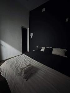Postel nebo postele na pokoji v ubytování Tiinder Hotel