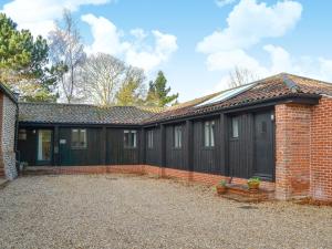 a brick house with a brick driveway at The Cattle Sheds in Knapton
