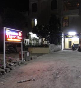 Señal aurger en frente de un edificio por la noche en Ranthambhore Tiger Hut, en Sawāi Mādhopur