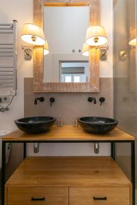 Baño con 2 lavabos y espejo en PLAZA DE CASTILLA Apartments, en Madrid