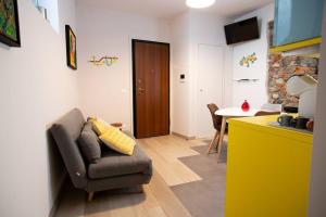 a living room with a couch and a table at Baby Art Apartment in Arona
