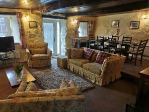 Waenfawr的住宿－亨迪別墅，带沙发的客厅和用餐室
