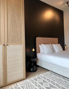 - une chambre avec 2 lits et un mur noir dans l'établissement 3 Bedroom Art-Nouveau Apartment with Free Parking, à Gand