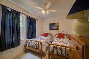 une chambre avec deux lits et une fenêtre dans l'établissement Oceanside, Wild Horses, 4x4 area, Secluded, 4x2330, Wild Horse Landing, à Knotts Island