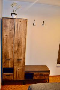1 dormitorio con armario de madera y 2 pájaros en la pared en Bed and Bike Rheine, en Rheine