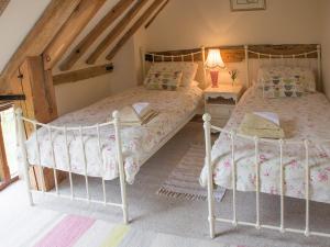 a bedroom with two beds and a lamp at Henrys Barn - Ukc3168 in Walpole
