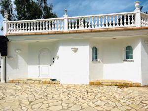 una casa bianca con un balcone sopra di BeExclusive apartamentos ad Adeje