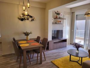 een eetkamer met een tafel en stoelen en een televisie bij Apartment Marina, two bedrooms in Tivat
