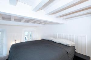 カントゥにあるLa Dimora Della Torrettaの白い部屋のベッドルーム1室(ベッド1台付)
